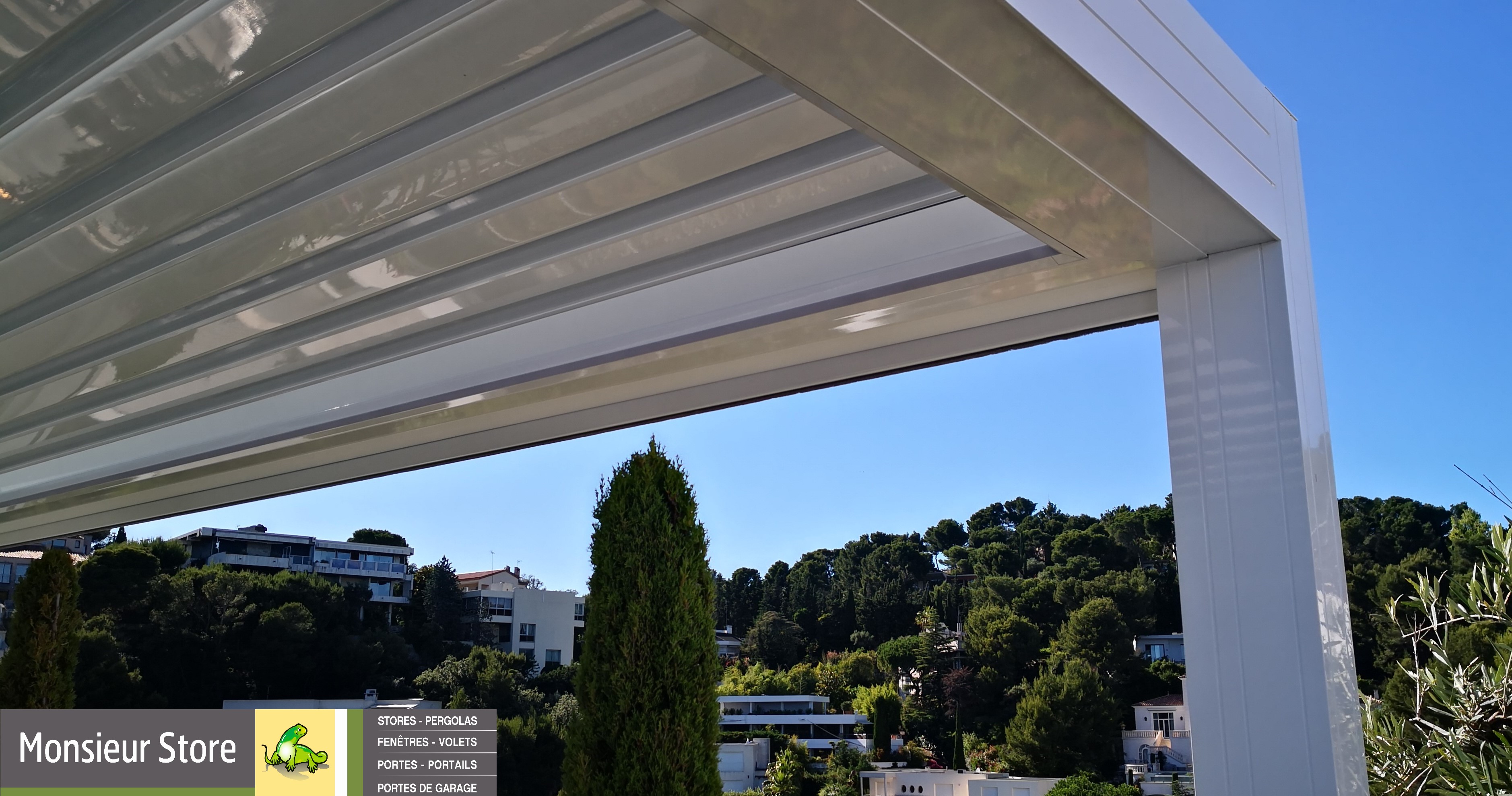 Exemple d'angle de pergola bioclimatique avec structure en aluminium blanc, lames orientables résistantes au vent et a la chaleur et leds intégrées sur terrasse neuve par monsieur store Cassis
